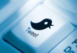 <p>
	&nbsp;</p>
<div>
	Yaklaşık 150 milyon Twitter kullanıcısı olan ABD, haliyle d&uuml;nyanın en &ccedil;ok tweet &uuml;reten &uuml;lkelerinden biri. Ancak her g&uuml;n milyonlarca tweet atan ABD&rsquo;lilerin s&uuml;rekli g&uuml;zel d&uuml;ş&uuml;ncelerini paylaştıklarını s&ouml;ylemek zor.</div>
<div>
	&nbsp;</div>
<div>
	California&rsquo;da bulunan Humboldt State &Uuml;niversitesi &ouml;ğrencileri, 150 binden fazla tweet&rsquo;in i&ccedil;eriğini analiz ederek nefret i&ccedil;erikli mesajların dağılımını belirledi. Ortaya &ccedil;ıkan harita, ABD&rsquo;nin Doğu Yakası&rsquo;nın ve orta eyaletlerin &ccedil;ok sayıda olumsuz tweet &uuml;rettiğini ortaya koydu.</div>
<div>
	&nbsp;</div>
<div>
	Irk&ccedil;ı, eşcinsel karşıtı, hakaret i&ccedil;erikli vb. tweet&rsquo;leri en &ccedil;ok atan eyaletler, Virginia, Kuzey Carolina, Texas, Alabama, Indiana, Iowa ve Minnesota olarak belirlendi.</div>
<div>
	&nbsp;</div>
<div>
	Dr. Monica Stephens&rsquo;ın başını &ccedil;ektiği araştırma, &lsquo;Nefret Coğrafyası&rsquo; adı verilen bir projenin sadece bir ayağını oluşturuyor. Stephens, analiz edilen ve Haziran 2012 ile Nisan 2013 arasında atılan tweet&rsquo;lerde en az bir tane k&uuml;f&uuml;r ve aşağılama i&ccedil;erikli ifade olduğunu belirtti.</div>
<div>
	&nbsp;</div>
<div>
	Bilgisayarda listelenen tweet&rsquo;ler, insan g&ouml;r&uuml;ş&uuml;yle doğru kategoriye ayrılmak i&ccedil;in ikinci kez kontrol edildi. Tweet sahiplerinin adının saklandığı haritada, kırmızı noktalar nefret tweetlerinin en yoğun olduğu b&ouml;lgeleri temsil ederken, maviler ortalamanın &uuml;zerinde kalan yerleri, işaretlenmeyen b&ouml;lgeler ise ortalamanın altında kalan yerleri ortaya koydu.</div>
<div>
	&nbsp;</div>
<div>
	<em>Kaynak</em></div>
<div>
	ntvmsnbc.com</div>
<div>
	&nbsp;</div>
