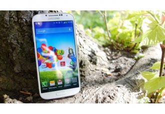 <p>
	&nbsp;</p>
<div>
	Samsung Electronics&rsquo;in yeni yıldız telefonu GALAXY S4, TCO Sertifikası alarak bu onura layık g&ouml;r&uuml;len ilk akıllı telefon oldu. BT sekt&ouml;r&uuml;nde s&uuml;rd&uuml;r&uuml;lebilirlik konusuna odaklanan bağımsız bir kuruluş olan TCO Development, Galaxy S4&rsquo;&uuml;n s&uuml;rd&uuml;r&uuml;lebilir bir şekilde tasarlanıp &uuml;retildiğini ve t&uuml;keticilerin s&uuml;rd&uuml;r&uuml;lebilir mobil &uuml;r&uuml;nlere y&ouml;nelik taleplerini karşıladığını belirtti.</div>
<div>
	&nbsp;</div>
<div>
	Samsung Electronics BT ve Mobil İletişim Departmanı CEO&rsquo;su ve Başkanı JK Shin konuyla ilgili a&ccedil;ıklamasında; &ldquo;Galaxy S4&rsquo;&uuml; geliştirirken karar alma s&uuml;recimizin bilgi kaynağını, &ccedil;evre dostu &uuml;r&uuml;nlere y&ouml;nelik talep oluşturdu. Galaxy S4&rsquo;&uuml;n TCO Sertifikalı ilk akıllı telefon olmasından b&uuml;y&uuml;k bir mutluluk duyuyoruz ve bu s&uuml;rd&uuml;r&uuml;lebilirlik yaklaşımımızın doğruluğunu ortaya koyuyor&rdquo; dedi ve s&ouml;zlerini ş&ouml;yle s&uuml;rd&uuml;rd&uuml;: &ldquo;Bu, Galaxy S4&rsquo;&uuml;n Platinum ECOLOGO&rsquo;dan sonra aldığı ikinci &ouml;nemli sertifika oldu. T&uuml;keticilerimize, pazara sunduğumuz b&uuml;t&uuml;n &uuml;r&uuml;nlerin s&uuml;rd&uuml;r&uuml;lebilir ve &ccedil;evre dostu olduğunu bir kere daha g&ouml;stermiş olduk.&rdquo;</div>
<div>
	&nbsp;</div>
<div>
	TCO Sertifikası alabilmek i&ccedil;in akıllı telefonların, &ccedil;eşitli toplumsal, &ccedil;evresel ve ekonomik s&uuml;rd&uuml;r&uuml;lebilirlik kriterleri &ccedil;er&ccedil;evesindeki şartları yerine getirmesi gerekiyor. Bu kategoriler i&ccedil;erisinde Samsung, toplumsal a&ccedil;ıdan sorumlu &uuml;retim yapma ilkesine bağlı olduğunu ve Uluslararası &Ccedil;alışma &Ouml;rg&uuml;t&uuml; ile Birleşmiş Milletler Konvansiyonlarına uyduğunu g&ouml;sterdi. &Ccedil;evre kategorisinde, GALAXY S4&rsquo;&uuml;n nikel, berilyum ve cıva gibi zararlı maddeler i&ccedil;ermediği tespit edildi. Bu maddelerin bulunması, cihazların yaşam d&ouml;ng&uuml;s&uuml;n&uuml;n sonunda geri d&ouml;n&uuml;ş&uuml;m potansiyelini ciddi &ouml;l&ccedil;&uuml;de sınırlandırıyor. Ekonomik s&uuml;rd&uuml;r&uuml;lebilirlik anlamında, Galaxy S4&rsquo;&uuml;n enerji verimliliği &ouml;v&uuml;ld&uuml; ve g&uuml;venilirliği artıran unsurun akıllı telefonun end&uuml;striyel tasarımı olduğu belirtildi.</div>
<div>
	&nbsp;</div>
<div>
	TCO Development CEO&rsquo;su S&ouml;ren Enholm ise konuyla ilgili; "TCO Sertifikalı akıllı telefonlar, akıllı telefon alıcılarının s&uuml;rd&uuml;r&uuml;lebilirlik g&ouml;z &ouml;n&uuml;nde bulundurularak tasarlanan &uuml;r&uuml;nleri daha kolay se&ccedil;ebilmeleri i&ccedil;in tasarlanmıştır. Samsung gibi &ouml;nde gelen markalar akıllı telefonlarını sertifikalandırarak, &uuml;r&uuml;nlerinin daha s&uuml;rd&uuml;r&uuml;lebilir mobil &ccedil;&ouml;z&uuml;mlerin geliştirilmesine katkıda bulunduğunu g&ouml;stermek i&ccedil;in &ccedil;ok iyi bir fırsat elde etmiş oluyorlar&rdquo; dedi.</div>
<div>
	&nbsp;</div>
<div>
	&nbsp;</div>
