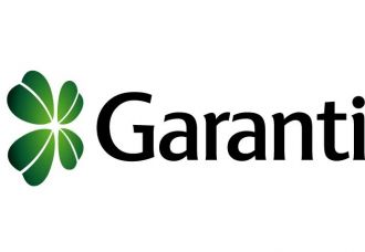 <p>
	Garanti Bankası, Birleşmiş Milletler&rsquo;in (BM) s&uuml;rd&uuml;r&uuml;lebilirlikle ilgili iki &ouml;nemli girişimine dahil oldu. S&uuml;rd&uuml;r&uuml;lebilir Kalkınmaya Bağlılık S&ouml;zleşmesi&rsquo;ni imzalayan Garanti, BM &ouml;rg&uuml;t&uuml;yle global finans sekt&ouml;r&uuml; arasında kurulan en b&uuml;y&uuml;k ortaklığı temsil eden &ldquo;Birleşmiş Milletler &Ccedil;evre Programı Finans Girişimi&rdquo;nin (UNEP FI) &uuml;lkemizdeki ikinci &uuml;yesi oldu. İş D&uuml;nyası ve S&uuml;rd&uuml;r&uuml;lebilir Kalkınma Derneği&rsquo;ne &uuml;ye ilk banka olan Garanti, BM&rsquo;nin K&uuml;resel İlkeler S&ouml;zleşmesi&rsquo;ni imzalayarak, K&uuml;resel İlkeler Girişimi&rsquo;nin (UN Global Compact) &uuml;yeleri arasına katıldı.</p>
<p>
	Garanti&rsquo;nin, toplum i&ccedil;in değer yaratma sorumluluğunun bilincinde olduğunu ifade eden Garanti Bankası Genel M&uuml;d&uuml;r&uuml; Ergun &Ouml;zen, değer yaratırken bug&uuml;n&uuml;n ve yarının ihtiya&ccedil;larını g&ouml;zeterek, s&uuml;rd&uuml;r&uuml;lebilirlik &ccedil;alışmalarını &ccedil;evreyi koruma, sosyal standartları artırma ve kurumsal y&ouml;netim alanında ger&ccedil;ekleştirmeyi ilke olarak benimsediklerini belirtti. &Ouml;zen, &ldquo;Gelecek nesillere yaşanabilir bir d&uuml;nya bırakmak, h&uuml;k&uuml;metlerin olduğu kadar iş d&uuml;nyası ve bireylerin de ortak y&uuml;k&uuml;ml&uuml;l&uuml;ğ&uuml;... Başta &ccedil;alışanlarımız, m&uuml;şterilerimiz ve i&ccedil;inde yaşadığımız toplum olmak &uuml;zere, t&uuml;m paydaşlarımızın beklentileri doğrultusunda, kararlı ve duyarlı adımlarla ilerliyoruz. Her şeyden &ouml;nce, s&uuml;rd&uuml;r&uuml;lebilirlikle ilgili farklı konularda kendimizi eğitmeye, gelişmeleri izleyerek yeni yaklaşımlar konusunda bilgilenmeye &ccedil;alışıyoruz.&rdquo; dedi.</p>
<p>
	S&uuml;rd&uuml;r&uuml;lebilirlik konusunu, sosyal, ekonomik ve &ccedil;evresel olmak &uuml;zere t&uuml;m eksenleriyle irdeleyecek sistematik bir &ccedil;alışma y&uuml;r&uuml;tt&uuml;klerini belirten &Ouml;zen, &ldquo;2009 yılından bu yana, d&uuml;nyanın en kapsamlı ve prestijli &ccedil;evre projesi olarak kabul edilen Karbon Saydamlık Projesi&rsquo;ne katılıyoruz. 2010&rsquo;da bankamızın b&uuml;nyesinde bir S&uuml;rd&uuml;r&uuml;lebilirlik Komitesi ve komiteye bağlı olarak tam zamanlı &ccedil;alışan bir S&uuml;rd&uuml;r&uuml;lebilirlik Ekibi oluşturduk. &Ccedil;evresel kredi politikalarımızı ve sekt&ouml;rel ilkelerimizi belirledik. &Ccedil;evre y&ouml;netim sistemlerimizi kurduk, şube ve ofislerimizdeki enerji t&uuml;ketimini en aza indirgeyecek &ccedil;alışmaları başlattık. Hedefimiz, s&uuml;rd&uuml;r&uuml;lebilirliği kurum k&uuml;lt&uuml;r&uuml;m&uuml;z&uuml;n ana bileşenlerinden biri haline getirmek.&rdquo; dedi.</p>
<p>
	&nbsp;</p>
