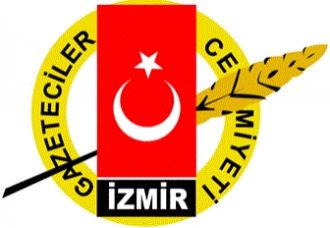 <p>
	İzmir Gazeteciler Cemiyeti&rsquo;nden bir heyet Silivri Cezaevi&rsquo;nde tutuklu gazetecilerle g&ouml;r&uuml;şt&uuml;. İzmir Gazeteciler Cemiyeti (İGC) Başkanı Atilla Sertel, Başkan Yardımcısı Ali Ekber Yıldırım, Cumhuriyet Gazetesi Ege B&ouml;lge Temsilcisi Serdar Kızık, Sabah Gazetesi Ege B&ouml;lge Temsilcisi &Uuml;nal Ers&ouml;zl&uuml;, İGC &uuml;yesi gazeteciler Kaya &Ccedil;elikkanat, Işık Ersan, B&uuml;lent Demirsoy, Nevit Tokdemir, Okan Y&uuml;ksel ve Halil H&uuml;ner&rsquo;den oluşan heyet, tutuklu gazeteciler Mustafa Balbay, Tuncay &Ouml;zkan, Soner Yal&ccedil;ın, Ahmet Şık, Nedim Şener, Doğan Yurdakul ve Turhan &Ouml;zl&uuml; ile a&ccedil;ık g&ouml;r&uuml;ş ger&ccedil;ekleştirdi.</p>
<p>
	<strong>BALBAY: İZMİR&rsquo;İ İZMİRLİLER&rsquo;İ &Ccedil;OK &Ouml;ZLEDİM</strong></p>
<p>
	Heyet, ilk olarak gazeteci-yazar Mustafa Balbay ile g&ouml;r&uuml;şt&uuml;. İzmir Gazeteciler Cemiyeti&rsquo;nin &uuml;yesi olan ve 12 Haziran genel se&ccedil;imlerinde İzmir&rsquo;den milletvekili se&ccedil;ilen gazeteci-yazar Mustafa Balbay, meslektaşlarını karşısında g&ouml;r&uuml;nce &ccedil;ok duygulandığını belirtti. İzmir&rsquo;i ve İzmirliler&rsquo;i &ccedil;ok &ouml;zlediğini dile getiren Balbay, şunları s&ouml;yledi:</p>
<p>
	&ldquo;Mesleğe başladığım d&ouml;nemden arkadaşlarımı, ağabeylerimi g&ouml;r&uuml;nce İzmir&rsquo;e gelmiş gibi oldum.. Sizleri &ccedil;ok &ouml;zlemişim.. Sizleri g&ouml;r&uuml;nce bir şey daha s&ouml;ylemek isterim ki İzmir&rsquo;i, İzmirliler&rsquo;i de &ccedil;ok &ouml;zledim. Şundan emin olunki gazetecilik faaliyeti dışında hi&ccedil;bir olayın i&ccedil;inde değilim, olmadım.. Evimde ve iş yerinde bulunan belgeler gazetecilikle ve yazdığım kitaplarla ilgili olan belgelerdir. 6 Mart tarihinde tam &uuml;&ccedil; yıl dolacak ve neredeyse bir yıldır h&uuml;crede tek başımayım. Her g&uuml;n iki saat okuyorum, iki saat spor yapıyorum ve altı saat yazıyorum. T&uuml;rkiye&rsquo;nin t&uuml;m illerinden, İzmir&rsquo;in her il&ccedil;esinden, mahallesinden gelen mektupları okuyor, yanıt vermeye &ccedil;alışıyorum. 30 Ocak&rsquo;ta duruşmalar yeniden başlıyor. Değişen bir şey olacağını sanmıyorum. &Ccedil;&uuml;nk&uuml; biz ne s&ouml;ylersek s&ouml;yleyelim, bizim s&ouml;ylediğimiz değil karşımızdakilerin ne anladığı ne yaptığı &ouml;nemli oluyor.&rdquo;</p>
<p>
	Mustafa Balbay&rsquo;ı a&ccedil;ık g&ouml;r&uuml;şte ziyaret etmek i&ccedil;in eşi G&uuml;lşah ve kızı Yağmur Balbay da geldi. Yarıyıl tatilinde babasına karnesini getiren Yağmur Balbay, &ldquo;&Ouml;ğretmenim; &lsquo;tamamı pekiyi olan notların babanı memnun edecektir. Karneni babana imzalatmanı istiyorum&rsquo; dedi. Ben de karnemi babama getirdim&rdquo; dedi.</p>
<p>
	Cezaevi m&uuml;d&uuml;r&uuml;n&uuml;n karnenin imzalanması i&ccedil;in izin vermesinden dolayı &ccedil;ok sevindiğini s&ouml;yleyen Yağmur Balbay, &ldquo;Babamı sevindireceğim i&ccedil;in &ccedil;ok mutluyum&rdquo; diye konuştu.</p>
<p>
	Mustafa Balbay&rsquo;la bir saati aşkın g&ouml;r&uuml;şen İzmirli gazeteciler daha sonra Tuncay &Ouml;zkan, Soner Yal&ccedil;ın, Ahmet Şık, Nedim Şener, Doğan Yurdakul ve Turhan &Ouml;zl&uuml; ile de a&ccedil;ık g&ouml;r&uuml;ş ger&ccedil;ekleştirdi.</p>
<p>
	Cezaevi ziyaret hakkında bir değerlendirmede bulunan T&uuml;rkiye Gazeteciler Federasyonu Genel Başkanı ve İzmir Gazeteciler Cemiyeti Başkanı Atilla Sertel, tutuklu gazetecilerin &ouml;zg&uuml;rl&uuml;klerine kavuşmasına y&ouml;nelik isteklerini yineleyerek, &ldquo;Gazeteciler olarak basın ve ifade &ouml;zg&uuml;rl&uuml;ğ&uuml;n&uuml;n &ouml;n&uuml;ndeki engellerin kaldırılmasını, yazdıklarından, d&uuml;ş&uuml;ncelerinden dolayı hi&ccedil;bir meslektaşımızın cezaevine d&uuml;şmemesini ve artık infaza d&ouml;n&uuml;şen uzun tutukluluk s&uuml;relerinin son bulmasını istiyoruz&rdquo; dedi.</p>
