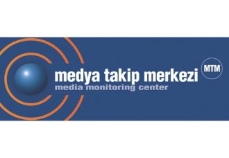 <p>
	&nbsp;</p>
<div>
	Medyada yer alan her t&uuml;rl&uuml; bilgi ve i&ccedil;eriği raporlayan Medya Takip Merkezi&rsquo;nin, yeni servisi ile kup&uuml;rler dile geliyor. Yenilik&ccedil;i uygulamasıyla medya takip sekt&ouml;r&uuml;nde bir ilke daha imza atan MTM'nin &ldquo;Sesli Haber&rdquo; servisi sayesinde, g&ouml;rme engelliler gazete ve dergi haberlerini dinleyerek takip edilebilecek. Okumak yerine dinlemeyi tercih edenler veya ara&ccedil; kullanmak gibi &ccedil;eşitli nedenlerle okuyamayacak durumda olanlar da servisten yararlanabilecek.</div>
<div>
	&nbsp;</div>
<div>
	İlk olarak &ldquo;Medya G&uuml;ndemi&rdquo;nde devreye alınan &ldquo;Sesli Haber&rdquo; teknolojisi, MTM abonelerinin siyaset, ekonomi, d&uuml;nya ve spor g&uuml;ndemlerine dair &ouml;zetlere dinleyerek ulaşmalarını sağlıyor.&nbsp;</div>
<div>
	&nbsp;</div>
<div>
	Yeni servisleri hakkında a&ccedil;ıklamada bulunan MTM Genel M&uuml;d&uuml;r&uuml; Halef R. Vayıs, &ldquo;Gazete ve dergi kup&uuml;rlerinin bilgisayar ya da mobil cihazların ekranlarından okunmaktan bağımsız takip edilebilir olması, iş hayatının yoğunluğunda okuma fırsatı bulamayan abonelerimize b&uuml;y&uuml;k avantaj sağlıyor. &Ccedil;eşitli g&uuml;ndemleri i&ccedil;eren &ldquo;Sesli Haber Servisi&rdquo;ni, ayrıca g&ouml;rme engellilerin kullanımına &uuml;cretsiz sunacağız.&rdquo; dedi. Vayıs ayrıca, hizmeti kısa s&uuml;rede daha da geliştireceklerini ve geniş kitlelerin bu hizmetten yararlanmasını sağlayacaklarını s&ouml;zlerine ekledi.</div>
<div>
	&nbsp;</div>
