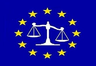 <p>
	Avrupa İnsan Hakları Mahkemesi'nde ge&ccedil;en yıl en fazla mahkum edilen &uuml;lkeler sıralamasında T&uuml;rkiye ilk sırada yer aldı.</p>
<p>
	Bu sıralamada T&uuml;rkiye'yi Rusya ve Ukrayna izliyor. T&uuml;rkiye'nin mahkum edildiği davaların &ouml;nemli bir kısmını, yargılama s&uuml;resinin uzunluğu, adil yargılama hakkının ihlali, k&ouml;t&uuml; muamelenin yasaklanması, etkili soruşturma hakkının ihlali ile mal ve m&uuml;lkiyet hakkının korunmasıyla ilgili şikayetler oluşturuyor.<br />
	&nbsp;<br />
	Avrupa İnsan Hakları Mahkemesi Başkanı Nicolas Bratza, Strasbourg mahkemesinin, 2011 yılı &ccedil;alışmalarıyla ilgili basın toplantısı d&uuml;zenledi ve ge&ccedil;en yıl &uuml;lkeler aleyhinde alınan insan hakları ihlalleriyle ilgili kararlar hakkında bilgi verdi.<br />
	&nbsp;<br />
	Bratza tarafından verilen bilgiye g&ouml;re, T&uuml;rkiye ge&ccedil;en yıl 159 davada, Avrupa İnsan Hakları S&ouml;zleşmesi'nin en az bir maddesini ihlalden dolayı AİHM'de mahkum edildi. T&uuml;rkiye'yi bu sıralamada 121 davayla Rusya, 105 davayla Ukrayna izledi.<br />
	&nbsp;<br />
	Yunanistan 69, Romanya 58, Polonya 54 davada yine AİHS'nin en az bir maddesinin ihlali dolayısıyla ge&ccedil;en yıl Strasbourg Mahkemesi tarafından mahkum edildi.<br />
	&nbsp;<br />
	<strong>ULUSAL YARGILARA SESLENDİ</strong></p>
<p>
	AİHM Başkanı, Strasbourg mahkemesinde bekleyen davaların sayısının giderek artmasına dikkati &ccedil;ekerek, &uuml;ye &uuml;lkelerin ulusal yargılarının, AİHM i&ccedil;tihatlarına ve Avrupa İnsan Hakları S&ouml;zleşmesi'ne daha fazla saygı g&ouml;stermeleri &ccedil;ağrısı yaptı.<br />
	&nbsp;<br />
	Bratza, &ccedil;ok fazla davayla uğraşmak zorunda kalan AİHM'nin maddi sorunlarının &ccedil;&ouml;z&uuml;lmesi konusunda da &uuml;ye &uuml;lkelere yaptığı &ccedil;ağrıyı yineledi.</p>
<p>
	İnsan haklarının kesinlikle l&uuml;ks bir konu olarak değerlendirilmemesi gerektiğinin altını &ccedil;izen AİHM Başkanı, son ekonomik kriz nedeniyle hukuk devleti ve insan haklarının korunması konusunun bazı &uuml;ye &uuml;lkelerin &ouml;ncelik g&uuml;ndeminden d&uuml;şt&uuml;ğ&uuml; gerek&ccedil;esiyle eleştirdi.</p>
<p>
	&nbsp;</p>
<p>
	<em>Kaynak</em></p>
<p>
	ntvmsnbc</p>
