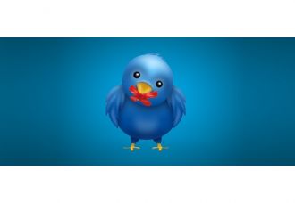 <p>
	Twitter aldığı yeni bir kararla yazılan iletileri &uuml;lkeye &ouml;zel sans&uuml;rleyecek. B&ouml;ylece, silinen bir mesaj, kullanıcının bulunduğu &uuml;lkede g&ouml;r&uuml;nt&uuml;lenemeyecek; ancak diğer &uuml;lkelerdeki kullanıcılar, silinen bu twiti g&ouml;rebilecek. Zira Twitter, &uuml;lke genelinde sorun teşkil edebilecek kelimeleri &uuml;lke &ccedil;apında sans&uuml;rlemeyi planlıyor.</p>
<p>
	H&uuml;rriyet'te yer alan habere g&ouml;re, Twitter&rsquo;dan d&uuml;n yapılan a&ccedil;ıklama, sınırlarını genişletmek ve kullanıcı sayısını artırmak isteyen şirketin ifade &ouml;zg&uuml;rl&uuml;ğ&uuml; alanında kısıtlamalara başlayacağı endişelerini de beraberinde getirdi. Twitter, t&uuml;m kullanıcıları i&ccedil;in ge&ccedil;erli olacak sans&uuml;rleme kararının,&nbsp; &ldquo;d&uuml;nyanın d&ouml;rt bir yanındaki &uuml;lkelerin yerel kanunlarıyla baş edebilmeyi ama&ccedil;ladığını&rdquo; ifade etti.</p>
<p>
	Yeni sans&uuml;r uygulamasının hayata ge&ccedil;tiği andan itibaren, silinen her mesaj i&ccedil;in kullanıcının ekranında bir not belirecek.</p>
<p>
	Twitter'da halihazırda sans&uuml;r sistemi bulunuyor. Ancak daha &ouml;nce &ouml;rneğin Nazi'leri &ouml;ven bir twit'in Almanya'da yayınlanmasıyla beraber Twitter, bu iletiyi t&uuml;m d&uuml;nya genelinde silmek durumunda kalıyordu. Ancak Twitter, bu son kararla birlikte sadece &uuml;lkeye &ouml;zel sans&uuml;r uygulayacak ve yine aynı &ouml;rnekten yola &ccedil;ıkacak olursak, Nazi twiti artık Almanya'da g&ouml;r&uuml;nt&uuml;lenemeyecek; ancak T&uuml;rkiye ve diğer &uuml;lkelerden atılan bu twit'e bakılabilecek.</p>
<p>
	Benzer bir sans&uuml;r, yıllardır Google tarafından uygulanıyor. Google, yerel h&uuml;k&uuml;metlerin kaldırılmasını istediği arama sonu&ccedil;larını o &uuml;lkelerde sans&uuml;rl&uuml;yor.</p>
