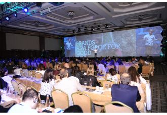 <p>
	&nbsp;</p>
<div>
	ABD&rsquo;de yeni iş modellerine ge&ccedil;işte 6 yıldan bug&uuml;ne şirketlerin referans noktası olan Sustainable Brands&lsquo;in S&uuml;rd&uuml;r&uuml;lebilirlik Akademisi ile yaptığı işbirliği ile artık her yıl Istanbul&rsquo;da da ger&ccedil;ekleştirilecek olan Sustainable Brands Istanbul &lsquo;un ilki, 16-17 Mayıs tarihlerinde d&uuml;nyanın en ilham verici k&uuml;resel s&uuml;rd&uuml;r&uuml;lebilir marka liderlerini buluşturdu.&nbsp;</div>
<div>
	&nbsp;</div>
<div>
	&ldquo;D&uuml;nyayı geleceğini d&uuml;ş&uuml;nen markalarla yeniliyoruz&rdquo; sloganıyla ger&ccedil;ekleşen ve iki g&uuml;n boyunca İstanbul&rsquo;da marka devrimi yaşanmasına yol a&ccedil;an konferansta; marka stratejileri, iletişim stratejileri, tasarımda global pazar trendleri, yenilik&ccedil;i araştırmalar ve inovasyon &ccedil;alışmaları masaya yatırıldı.</div>
<div>
	&nbsp;</div>
<div>
	D&uuml;nyanın en g&uuml;&ccedil;l&uuml; pazarlama liderlerinden ve &lsquo;Pazarlama Gurusu&rsquo; olarak anılan Unilever Pazarlamadan Sorumlu Kıdemli Başkan Yardımcısı Marc Mathieu, &ldquo;Markalar olarak b&uuml;y&uuml;memiz ancak farklılaşarak b&uuml;y&uuml;memiz gerekiyor. Bu doğrultuda s&uuml;rd&uuml;r&uuml;lebilir t&uuml;ketim &uuml;zerine kurulmuş yeni iş modellerine ihtiyacımız var&rdquo; dedi.</div>
<div>
	&nbsp;</div>
<div>
	G&uuml;n ge&ccedil;tik&ccedil;e azalan doğal kaynakların, artan n&uuml;fus karşısında yetersiz kalacağına dikkat &ccedil;eken Mathieu konuşmasında, markaların artan sorumluluklarına da dikkat &ccedil;ekti. Mathieu, &ldquo;Pazarlama stratejilerini fazla satmak &uuml;zerine kuran markaların zamanla t&uuml;keticiden uzaklaştığına tanık olduk. Ancak s&uuml;rd&uuml;r&uuml;lebilirlik konusunda bilincin artmasıyla t&uuml;keticiler, markalardan daha fazlasını beklemeye başladı. G&uuml;n&uuml;m&uuml;zde markaların s&uuml;rd&uuml;r&uuml;lebilirlik anlayışını DNA&rsquo;larına g&ouml;mmeleri gerekiyor. D&uuml;nyanın s&uuml;rd&uuml;r&uuml;lebilirliği i&ccedil;in markaların sorumluğu h&uuml;k&uuml;metlerinkinden az değil!&rdquo; şeklinde konuştu.</div>
<div>
	&nbsp;</div>
<div>
	D&uuml;nyanın lider kimya şirketi BASF Kurumsal Marka Y&ouml;netimi Başkan Yardımcısı Baerbel Arnold Mauer ise konferansta, &lsquo;T&uuml;ketici &uuml;r&uuml;nleri i&ccedil;in kimya yaratma&rsquo; başlıklı bir sunum ger&ccedil;ekleştirdi. Arnold Mauer, &ldquo;S&uuml;rd&uuml;r&uuml;lebilir bir gelecek i&ccedil;in kimya yaratma misyonumuz, t&uuml;m iş s&uuml;re&ccedil;lerimizin ayrılmaz bir par&ccedil;asıdır. Bir yandan kendi &uuml;retimimizdeki emisyonları azaltırken, diğer yandan m&uuml;şterilerimizin de kendi karbon ayak izlerini azaltmalarına yardımcı oluyoruz&rdquo; dedi.&nbsp;</div>
<div>
	&nbsp;</div>
<div>
	Konferansın a&ccedil;ılış konuşmasını yapan S&uuml;rd&uuml;r&uuml;lebilirlik Akademisi Y&ouml;netim Kurulu &Uuml;yesi Semra Sevin&ccedil;, T&uuml;rkiye de Akademi olarak başlattıkları sivil insiyatifin bu yıl uluslararası network&rsquo;&uuml;n par&ccedil;ası olmasından duydukları memnuniyeti dile getirdi. Sevin&ccedil;, markaların ilişkileri, kaynak kullanımları ve iletişimleriyle geleceği şekillendiren en g&uuml;&ccedil;l&uuml; akt&ouml;rler olduğunu ve d&uuml;nyanın en g&uuml;&ccedil;l&uuml; 20 ekonomisinden biri olan T&uuml;rkiye&rsquo;nin de global g&uuml;&ccedil;l&uuml; markalarıyla s&uuml;rd&uuml;r&uuml;lebilir geleceği şekillendireceğini belirtti.</div>
<div>
	&nbsp;</div>
<div>
	Sustaniable Brands platformunun kurucusu Koann Vikoren Skrzyniarz da yaptığı konuşmada 2000&rsquo;li yılların başında sadece birka&ccedil; markayla &ccedil;ıktıkları yolda bug&uuml;n hızla b&uuml;y&uuml;menin mutluluğunu yaşadıklarını vurguladı. Skrzyniarz, &ldquo;S&uuml;rd&uuml;r&uuml;lebilirliğin ileriye gitmek isteyen markalar i&ccedil;in bir fırsat olduğunu g&ouml;sterdik&rdquo; dedi.</div>
<div>
	&nbsp;</div>
<div>
	<em><strong>We First&rsquo;&uuml;n yazarı, s&uuml;rd&uuml;r&uuml;lebilir gelecek yaratmanın yollarını paylaştı</strong></em></div>
<div>
	Konferansta, 800 CEO&rsquo;nun d&uuml;nyanın en iyi 10 pazarlama kitabından biri se&ccedil;tiği We First&rsquo;&uuml;n yazarı Simon Mainwaring, &lsquo;Markalar ve t&uuml;keticiler nasıl s&uuml;rd&uuml;r&uuml;lebilir gelecek yaratır?&rsquo; başlıklı konuşmasında markaların ve t&uuml;keticilerin s&uuml;rd&uuml;r&uuml;lebilir bir gelecek yaratmadaki &ouml;nemli rol&uuml;nden bahsetti. D&uuml;nyanın en etkili 100 d&uuml;ş&uuml;nce liderinden biri olarak kabul edilen &lsquo;Sosyal marka&rsquo; danışmanı ve &ouml;d&uuml;ll&uuml; yazar Mainwaring, pazarlama d&uuml;nyasının liderlerine s&uuml;rd&uuml;r&uuml;lebilirliği nasıl markalarına entegre edebileceklerinin ipu&ccedil;larını verdi.</div>
<div>
	&nbsp;</div>
<div>
	D&uuml;nyanın en &ouml;nemli marka danışmanlık şirketlerinden Dragon Rouge&rsquo;un CEO&rsquo;su Dorothy Mackenzie&rsquo;nin, &lsquo;S&uuml;rd&uuml;r&uuml;lebilir markaların başarısı&rsquo;nı paylaştığı konferansta; y&uuml;zlerce kuruluş i&ccedil;in değişimi y&ouml;nlendiren sistemin yaratıcısı ve Worldview Thinking&rsquo;in kurucusu John Marshall Roberts &lsquo;Bilimsel temeller ve sezgiler ile marklarda değişimi y&ouml;netme stratejileri&rsquo;; yarını şekillendiren markaların bug&uuml;nk&uuml; iletişim stratejileri &uuml;zerine &ccedil;alışan Culture of Future&rsquo;un kurucusu JodyTurner ise &lsquo;D&ouml;n&uuml;ş&uuml;msel Markalaşma&rsquo; başlıklı konuşma ger&ccedil;ekleştirdi. Konferansın diğer &ouml;nemli konuşmacılarından biri de &ouml;d&uuml;ll&uuml; tasarımcı ve d&uuml;nyanın ilk biyodegredable ayakkabı &uuml;reticisi, gen&ccedil; girişimci Christiaan Maats. Oat Shoes markasının sahibi olan Maats, yeni girişimci modelini ve başarı hikayesini paylaştı.</div>
<div>
	&nbsp;</div>
<div>
	<em><strong>CEO&rsquo;lar, s&uuml;rd&uuml;r&uuml;lebilirliğin g&uuml;ndemlerindeki yerini anlattı</strong></em></div>
<div>
	Sustainable Brands-S&uuml;rd&uuml;r&uuml;lebilir Markalar Konferansı&rsquo;nda &lsquo;CEO&rsquo;ların X no&rsquo;lu s&uuml;rd&uuml;r&uuml;lebilirlik g&uuml;ndemi: Marka deneyimi&rsquo; başlığıyla ger&ccedil;ekleşen &Uuml;nite İletişim 15. Yıl &Ouml;zel Oturumu&rsquo;na Ana Gıda Genel M&uuml;d&uuml;r&uuml; &Uuml;mit Ersoy, Brisa Genel M&uuml;d&uuml;r&uuml; Hakan Bayman, T&uuml;rkiye Vodafone Vakıf Başkanı Dr. Hasan S&uuml;el ve &Uuml;nite İletişim Yaratıcı Stratejiler Başkanı Erc&uuml;ment Şener katıldı.</div>
<div>
	&nbsp;</div>
<div>
	Oturumda, s&uuml;rd&uuml;r&uuml;lebilirliğin ekonomiye, &ccedil;evreye ve topluma katkı alanlarında şirket ve markanın varlığını nasıl tanımladığı konuşuldu ve s&uuml;rd&uuml;r&uuml;lebilirliğin CEO g&uuml;ndemindeki yeri, CEO&rsquo;lar tarafından anlatıldı. Konferansta ayrıca; d&uuml;nyanın en hızlı b&uuml;y&uuml;yen moda akımlarından ve swishing.com (g&ouml;n&uuml;ll&uuml; değiş-tokuş) hareketinin &ouml;nc&uuml;s&uuml; ve s&uuml;rd&uuml;r&uuml;lebilir iletişim şirketi Futerra&rsquo;nın CEO&rsquo;su Lucy Shea, Moda ve Hazır Giyim sekt&ouml;r&uuml; s&uuml;rd&uuml;r&uuml;lebilirlik stratejisti olan Ileria Pasquınellave &rsquo;SustainableBrands&rsquo; platformunun kurucusu Koann Vikoren Skrzyniarz da geleceğe y&ouml;n veren g&ouml;r&uuml;ş ve deneyimlerini katılımcılarla paylaştı. Konferansın diğer &ouml;nemli konuşmacıları arasında geleceğin markalarının kurgulayıcısı Jody Turner da vardı.&nbsp;</div>
<div>
	&nbsp;</div>
