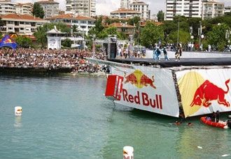 <p>
	Daha &ouml;nce Red Bull Flugtag adıyla d&uuml;zenlenen heyecan, eğlence ve yaratıcılık dolu organizasyona 9 şehirden 40 takım katılıyor. Farklı yaşlarda, farklı kariyerleri olan insanlardan oluşan 4&rsquo;er kişilik ekipler en iyi u&ccedil;uş deneyimini yaşamak ve unutulmaz bir havacılık g&ouml;sterisi sunmak i&ccedil;in u&ccedil;uş makinelerini yapmaya başladılar bile... &Uuml;&ccedil;&uuml;nc&uuml; havaalanına yakın zamanda kavuşacak olan İstanbul&rsquo;da, &ldquo;G&ouml;ky&uuml;z&uuml; u&ccedil;uşa m&uuml;sait!&rdquo; diyen herkes 11:00&rsquo;dan itibaren Caddebostan Sahiline bekleniyor.<br />
	<br />
	Red Bull U&ccedil;uş G&uuml;n&uuml;, T&uuml;rkiye havacılık tarihine adını altın harflerle yazdıracak yeni isimlerin &ouml;n&uuml;n&uuml; a&ccedil;mak i&ccedil;in 3. kez d&uuml;zenleniyor. İstanbul, Ankara, Antalya, Balıkesir, Bursa, Eskişehir, İzmir, Sakarya ve Kocaeli&rsquo;den yarışmaya katılacak olan 40 ayrı ekibin kaptan pilotları &ldquo;&ouml;yle u&ccedil;ulmaz, b&ouml;yle u&ccedil;ulur&rdquo; diyor ve Hezarfen&rsquo;in torunları olarak herkesi 26 Mayıs 2013 Pazar, 11:00&rsquo;da başlayacak olan 3. Red Bull U&ccedil;uş G&uuml;n&uuml;&rsquo;n&uuml; izlemek &uuml;zere Caddebostan Sahiline davet ediyor.</p>
