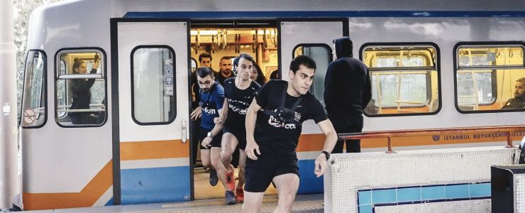 İstanbul metrosunda nefes kesen yarış