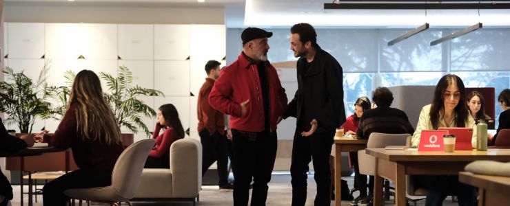 ARAS BULUT İYNEMLİ VE CENGİZ BOZKURT VODAFONE REKLAMINDA 