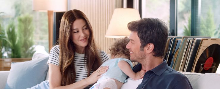 Başak ve Kıvanç Tatlıtuğ ile Molfix'e yeni reklam