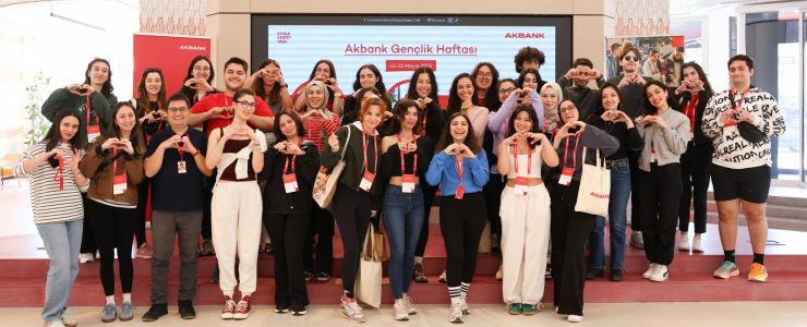 Akbank Gençlik Akademisi, gençlerin yanında