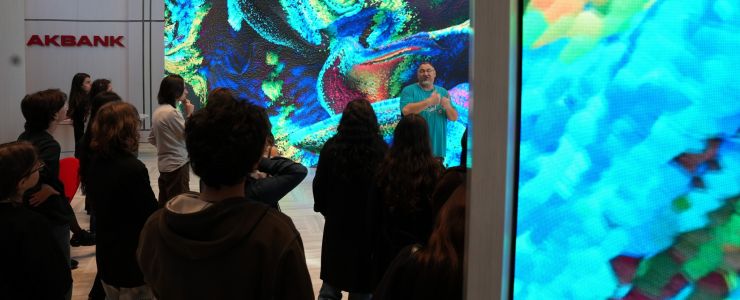 Akbank, Öğrencileri Refik Anadol’un eseri ile buluşturuyor