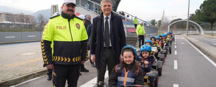 Oyak Renault&rsquo;dan Güvenli Adımlar Projesi