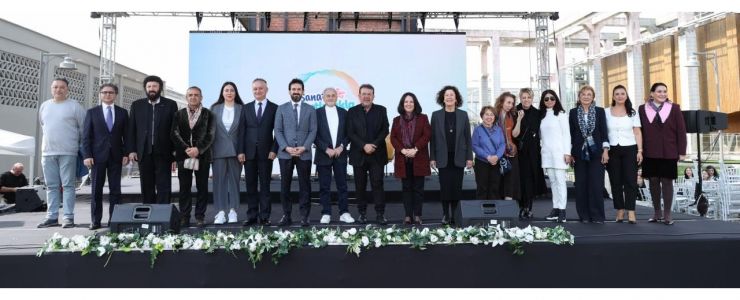 Mutluluğun Bienali kapılarını açtı