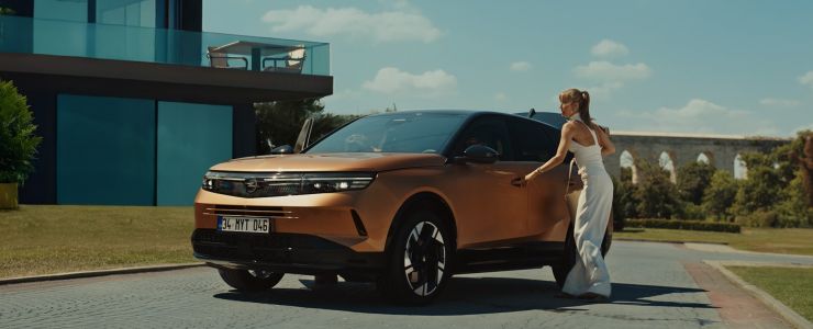 Çağla Şikel ve Çağlar Ertuğrul Opel Grandland reklamında
