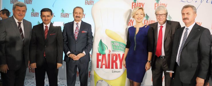 Fairy üretim hattının açılışı için butona bastı