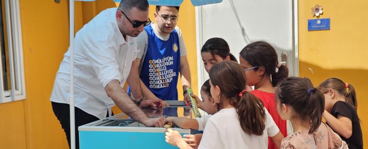 Afet bölgesindeki çocuklar için dondurma şenliği