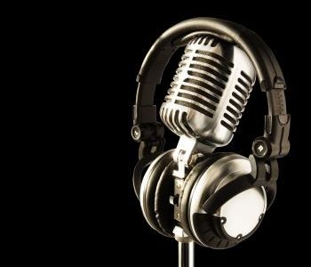 Hangi isim radyo programına başlıyor?