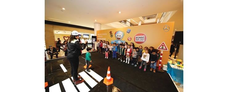 Mercedes-Benz Türk, MobileKids Trafik Eğitim Projesi ile çocuklarla buluştu