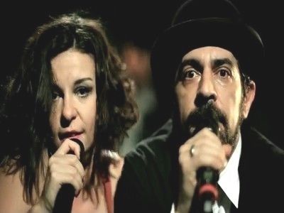 Okan Bayülgen "Kraliyet Ailesi" için Model ile düet yaptı