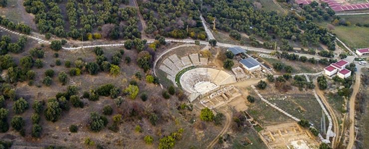 Sabancı Vakfı'nın desteklediği Metropolis Antik Kenti kazı çalışmaları devam ediyor