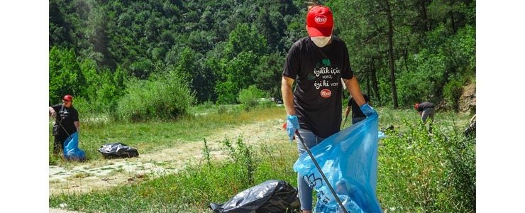 Çevre için bir araya gelen Eker çalışanları, 3500m2 ormanlık alanda 1 kamyon çöp topladı