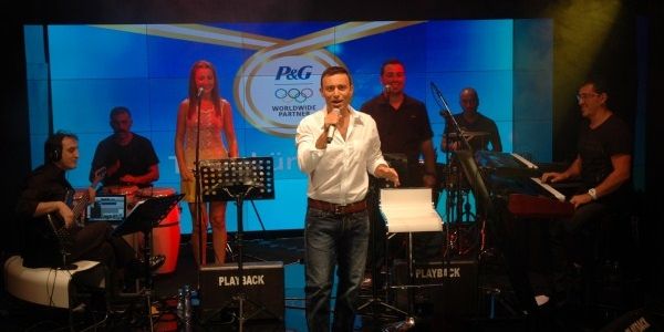 Mustafa Sandal'ın Facebook konserini binlerce kişi izledi